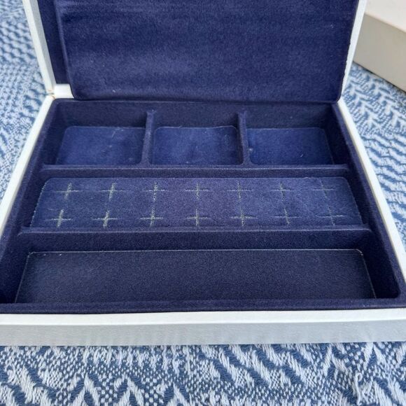 Vintage Avon Elegant white Jewelry Case with Gold Accents - Picture 5 of 6